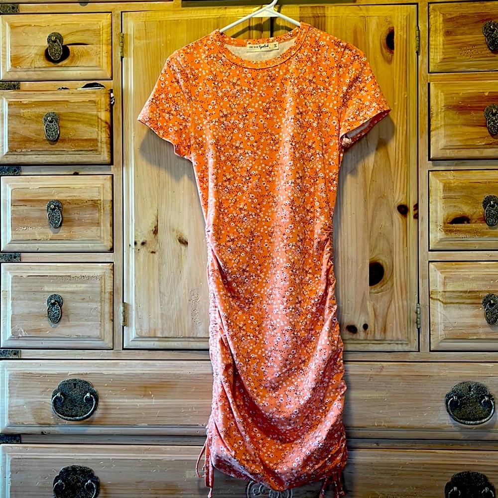 Cute wear & go dress. Says L but pretty small. Cute tie sides, above the knee